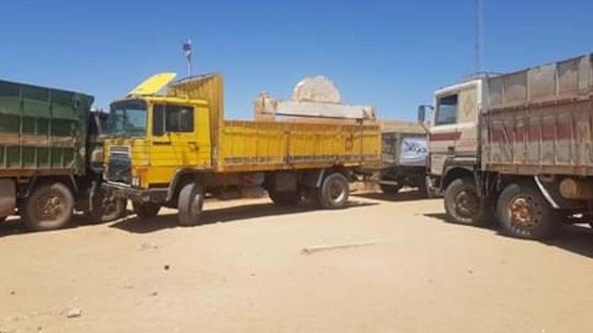 Les protestataires ont bloqué l'entrée du soi-disant "ministère" en stationnant vingt camions devant sa porte principale.  
