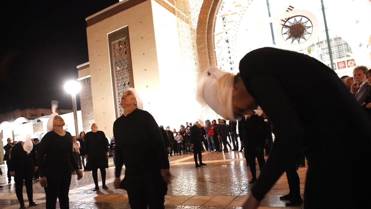 Le public, venu nombreux assister au spectacle, a été littéralement saisi par la magie de cette mystérieuse et poignate chorégraphie. 
