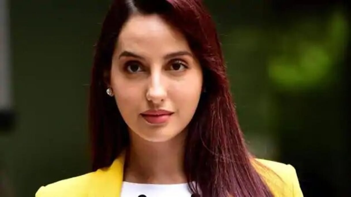 Nora Fatehi prend la pose au cours de la tournée promotionnelle de "Batla House", à Bombay, en 2018. 
