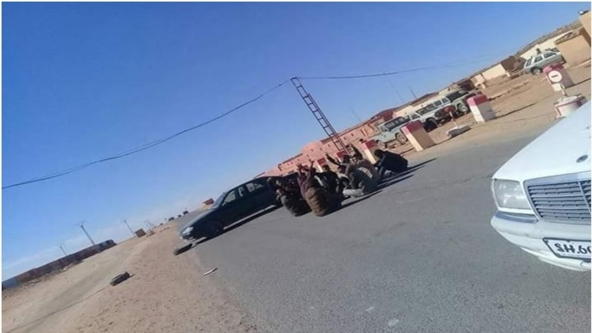 Sit-in observé par un groupe d’éléments de la troupe armée du polisario devant le siège du soit-disant «ministère de la défense» de la pseudo-Rasd.
