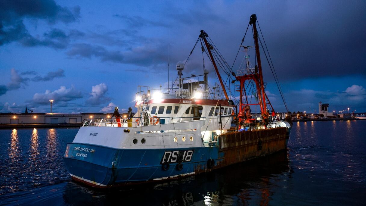 Un chalutier écossais quitte le port du Havre, dans le nord de la France, après avoir obtenu une autorisation des autorités portuaires françaises le 3 novembre 2021.
