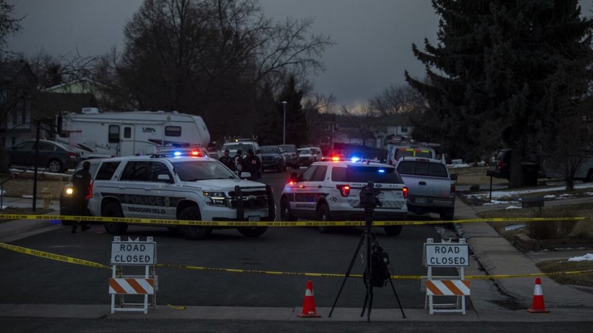 La police bloque une rue où des débris tombés du moteur d'un avion de la compagnie United Airlines gisent, dispersés dans le quartier de Broomfield, dans la banlieue de Denver, Colorado, le 20 février 2021. 
