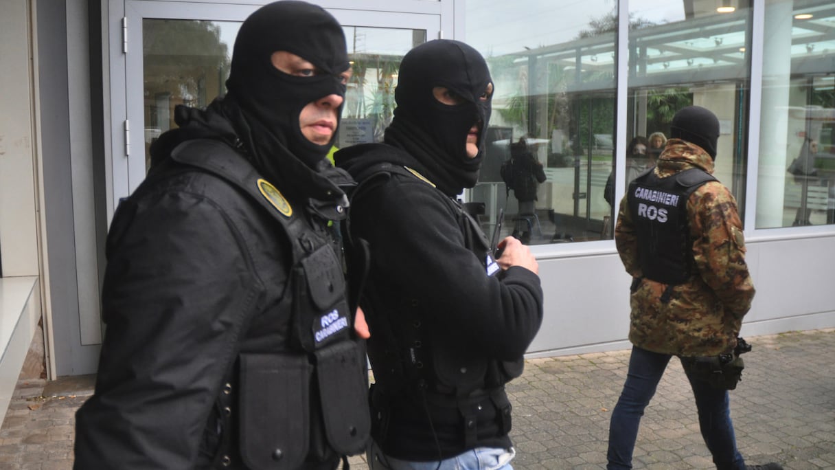 Des carabiniers du ROS (Opérations Spéciales) se tiennent devant la clinique privée Maddalena à Palerme le 16 janvier 2023 à la suite de l'arrestation du chef de la mafia italien le plus recherché, Matteo Messina Denaro dans sa Sicile natale après 30 ans de cavale.