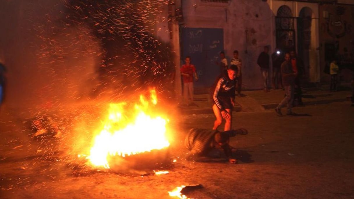 Eclats de braise, ruelles rougeoyant dans la montée des flammes. Un spectacle surréaliste!
