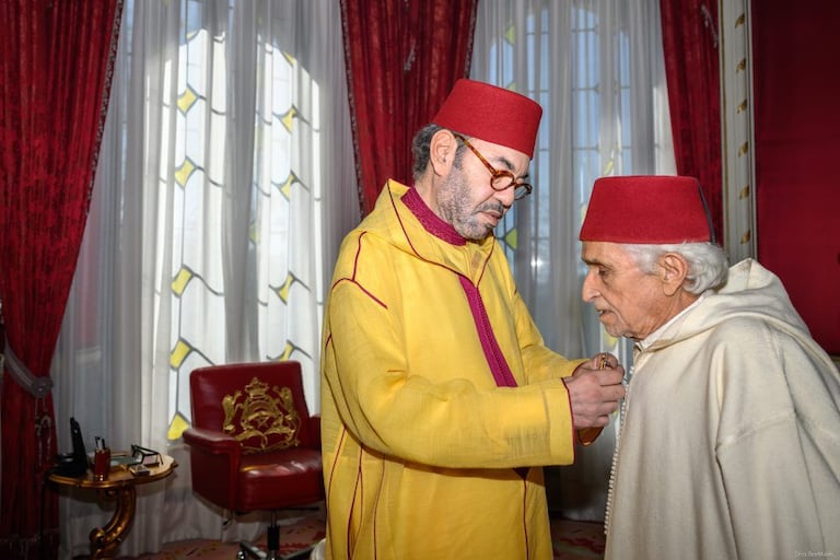 Le roi Mohammed VI décorant Mohamed Yssef, l’ancien secrétaire général du Conseil supérieur des Oulémas.