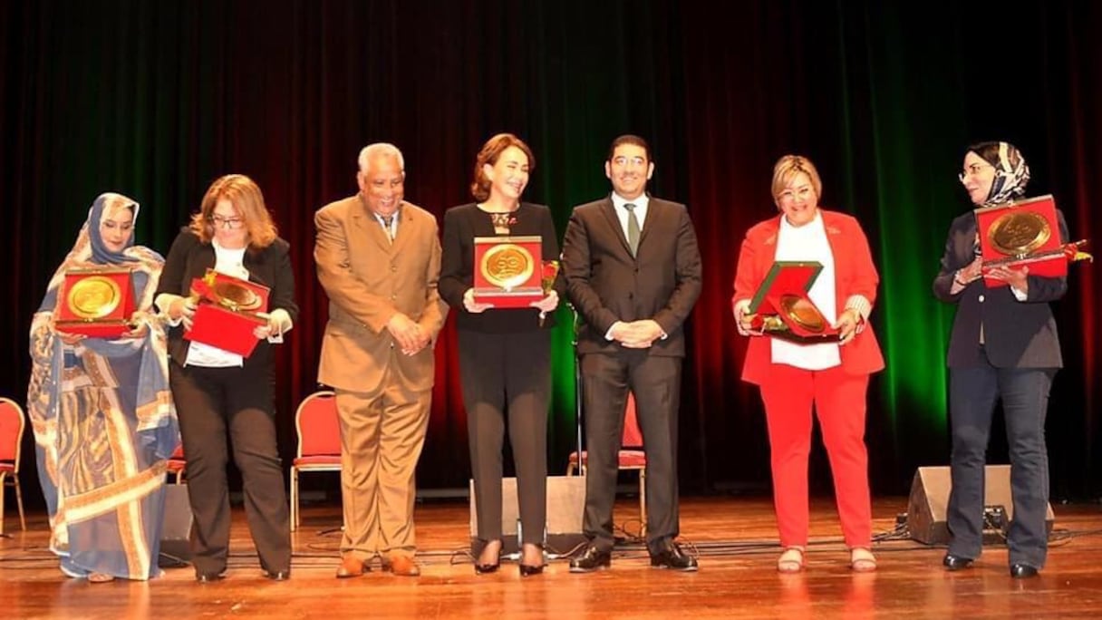 Au centre, le ministre de la Jeunesse, de la Culture et de la Communication, Mohamed Mehdi Bensaïd, entouré des femmes distinguées lors de cet hommage.
