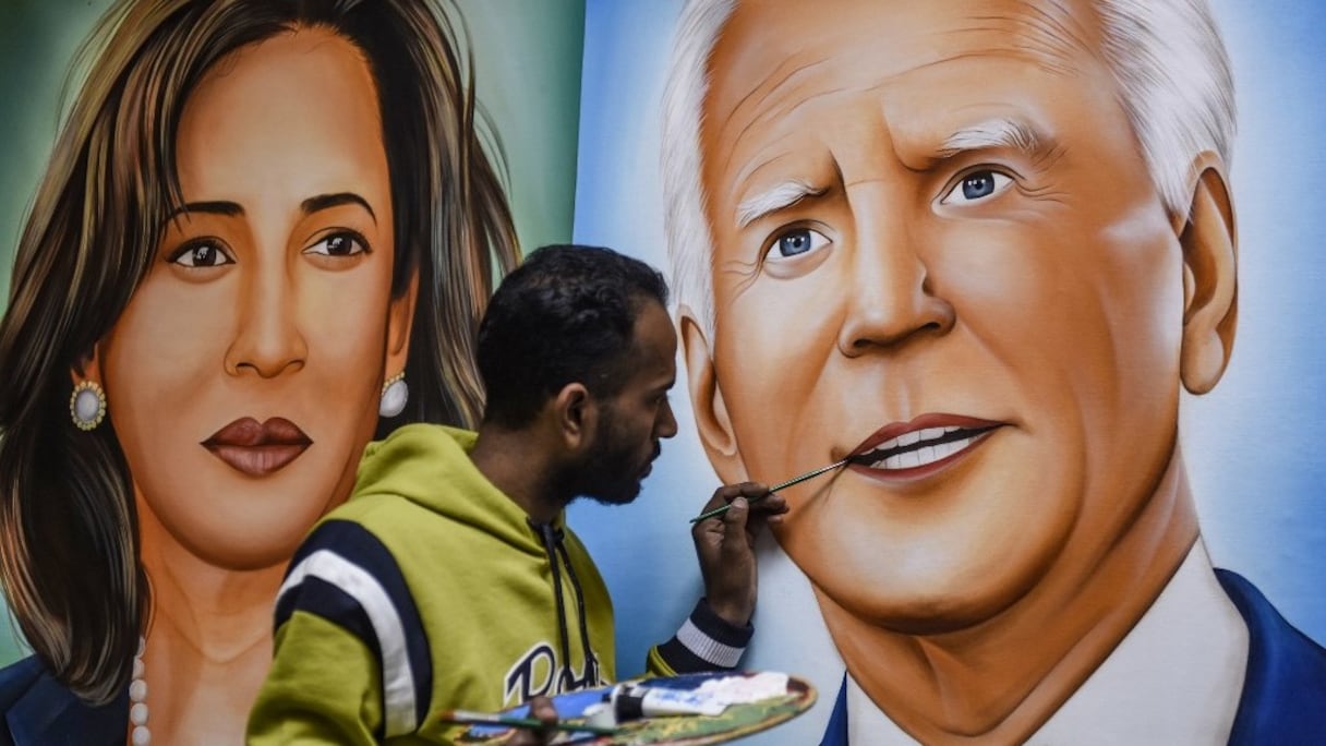 Touche finale de l'artiste Jagjot Singh Rubal des portraits de Joe Biden et Kamala Harris, à Amritsar, en Inde, le 19 janvier 2021
