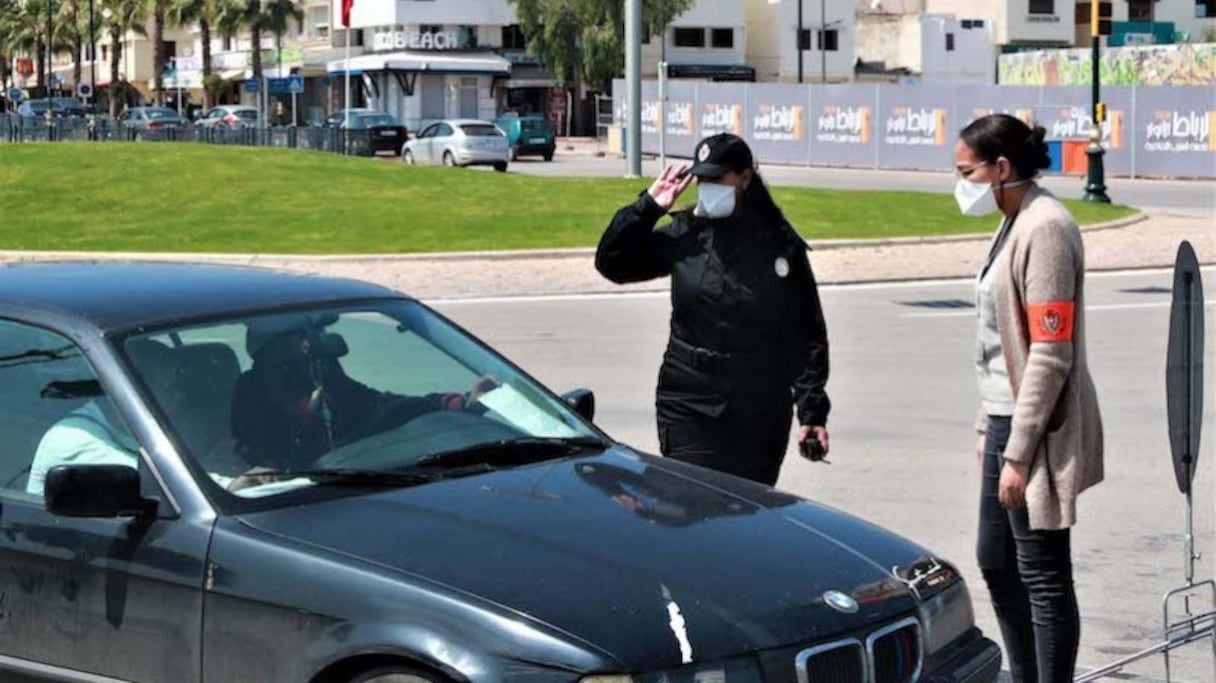 Opération de contrôle d'un automobiliste par les forces de l'ordre, en cette période de confinement due à l'état d'urgence sanitaire. 
