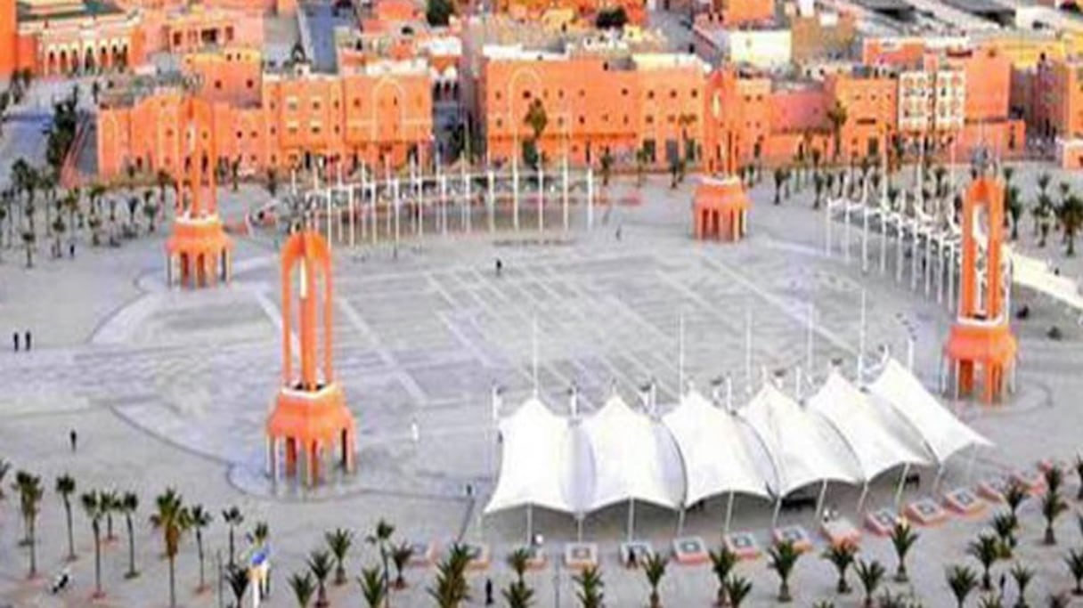 Centre-ville de Laâyoune. Administrations, banques et lieux d’affaires jouxtent un théâtre, un cinéma, un stade, une maison pour les jeunes, des écoles ou encore des salles d’exposition. La ville est devenue le premier pôle économique et administratif des Provinces du Sud. 
