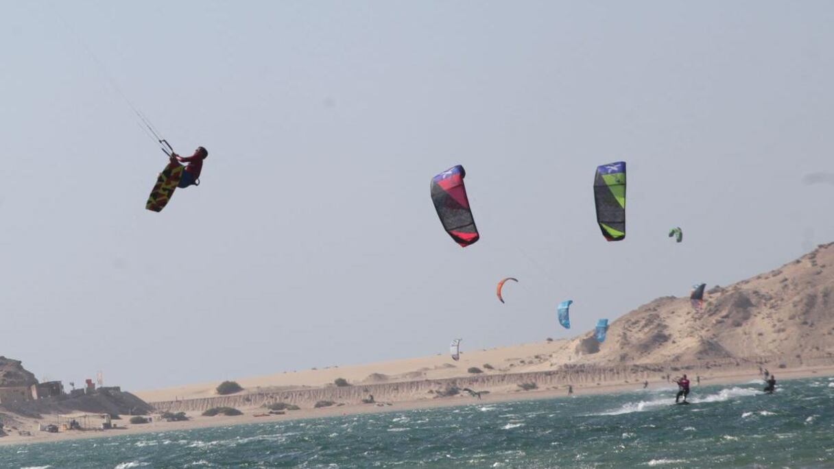 Ça se bouscule dans le ciel de Dakhla. À qui la priorité?
