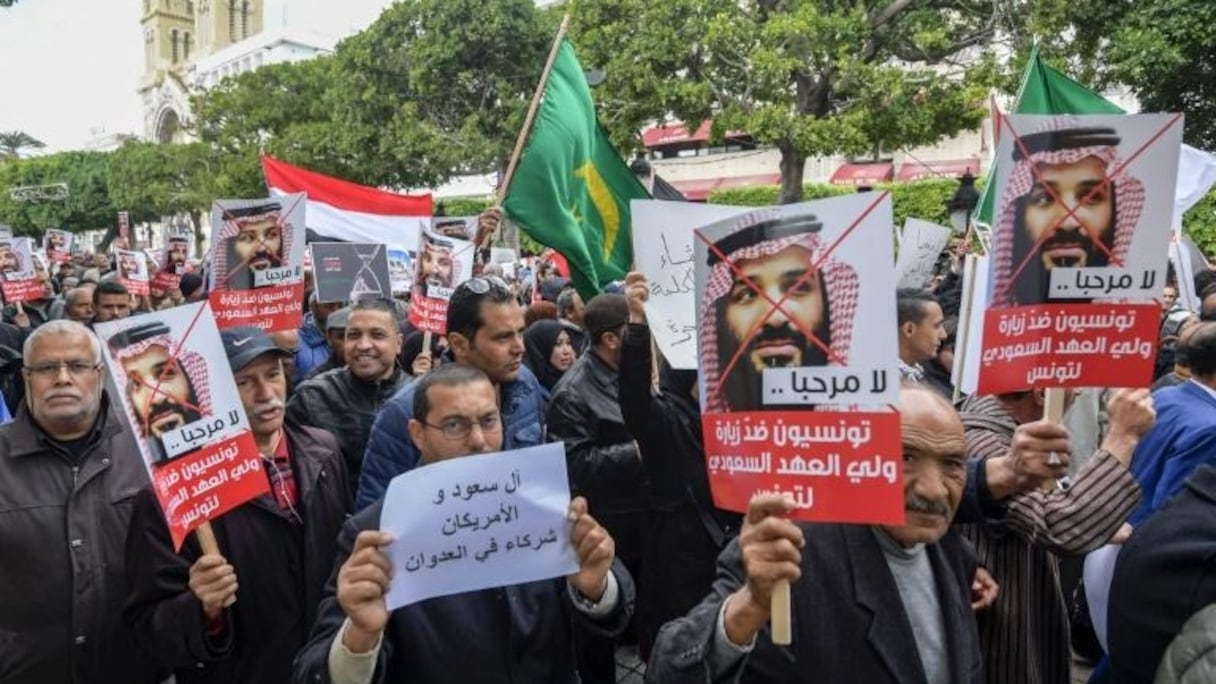 Des Tunisiens manifestant contre la visite de Mohammed ben Salmane, le 27 novembre 2018 dans capitale du pays.
