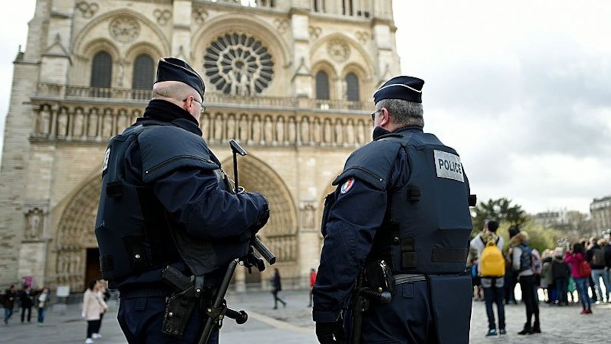 Policiers français devant Notre-Dame de Paris.
