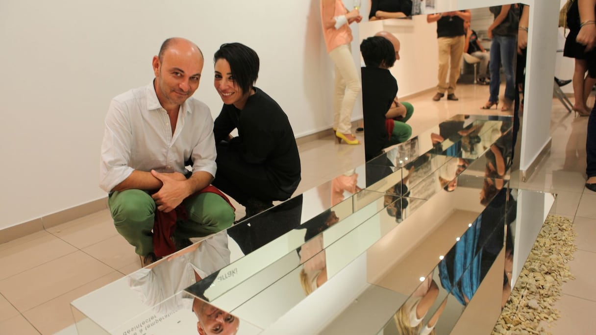 Tombe faite de miroirs pour superposition de temporalités en miroir. Les strates du puzzle éclaté de la vie et le désordre de la mémoire à travers le prisme de la finitude.
