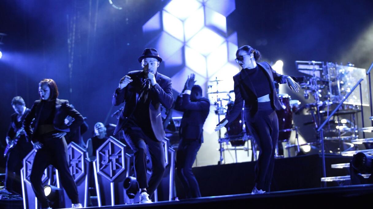 Entouré de danseurs pour un jeu de scène très bien orchestré, la star a transporté les spectateurs, les a happés dans un univers groovy, aussi rythmé que sensuel. "Summer love", "Cry me a river", "That girl"... Le public connaît tout le répertoire!
