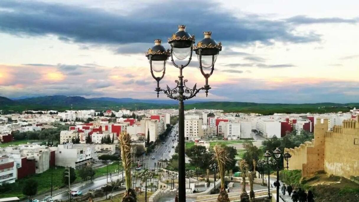 Taza, vue sur la ville nouvelle, depuis les escaliers Bab Jemâa et Taza-Haut. Cette ville de l'Oriental, fondée au Xe siècle par les Berbères de la tribu Meknassa, s'étend jusqu'à l'oued Larbaâ. Almohades, Mérinides, puis Alaouites s'en emparent.
