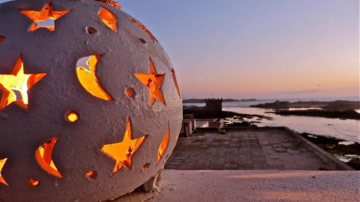 "Après une journée de flânerie dans les ruelles de la médina d'Essaouira, nous prenons plaisir a nous reposer sur la terrasse du Taros tout en admirant le soleil couchant, différent chaque jour". Dominique D. 
