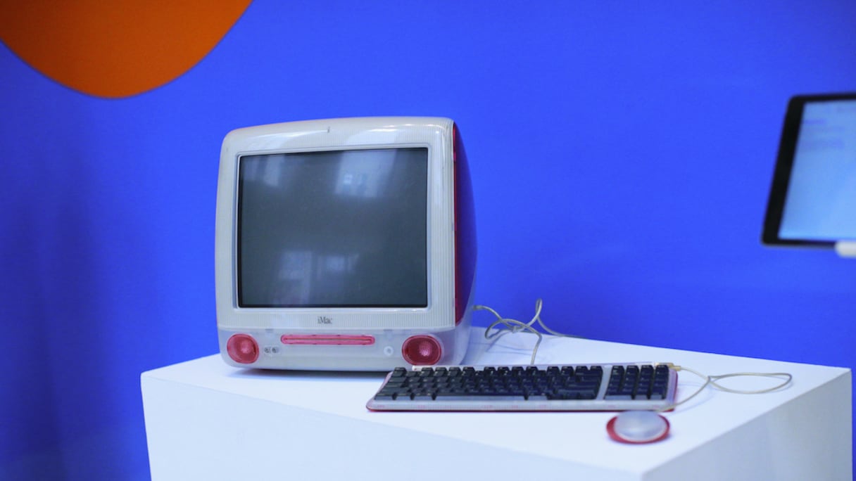 Un Strawberry iMac appartenant au fondateur de Wikipedia Jimmy Wales, présenté à la presse au siège new-yorkais de Christie's, au Rockefeller Center, le 3 décembre 2021. 
 
