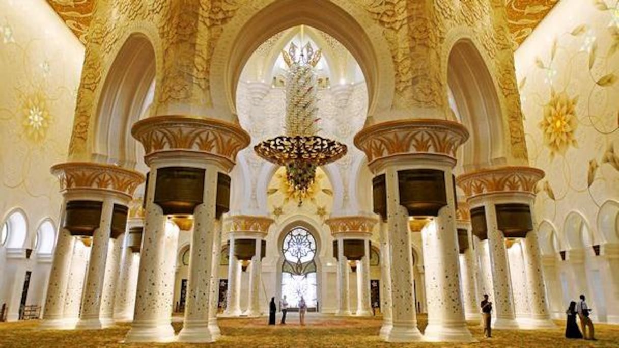 Intérieur de la grande mosquée Zayed bin Sultan Al Nahyan, à Stockholm
