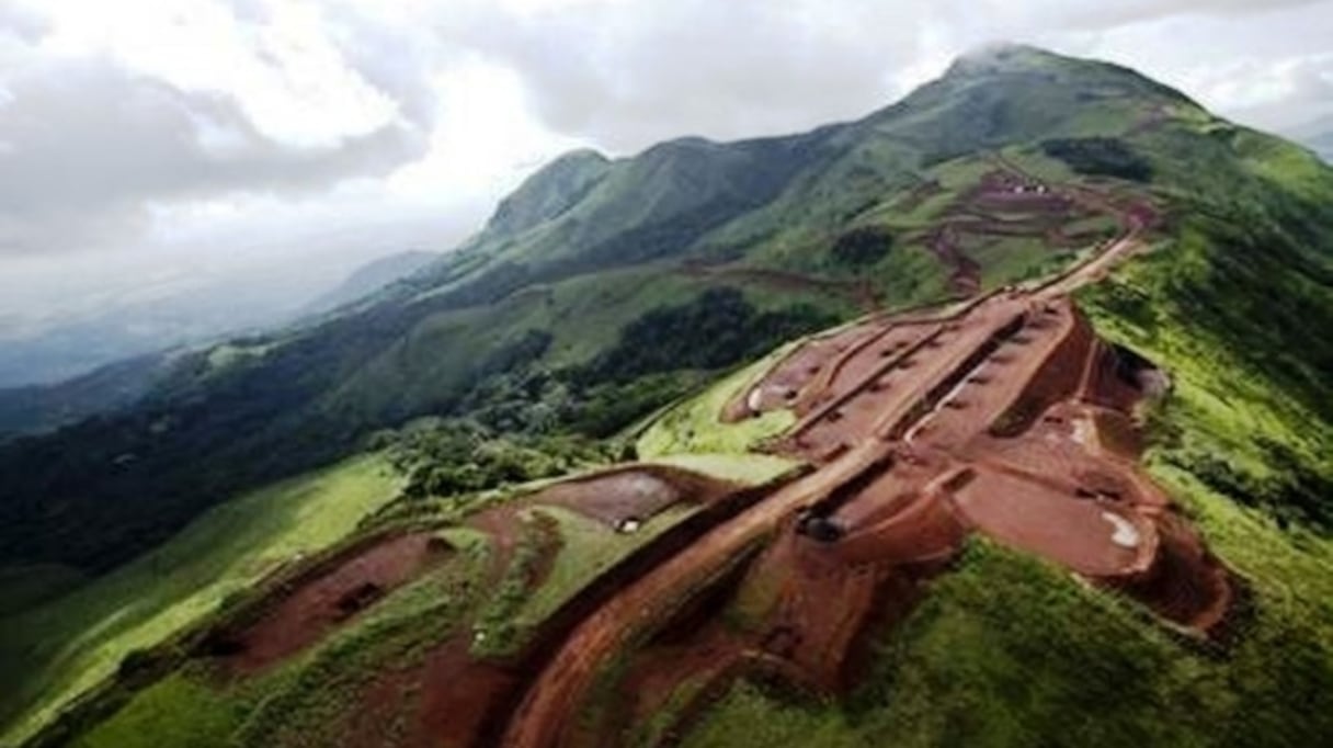 Sous ces montagnes dorment le plus grand gisement de fer au monde non encore exploité.
