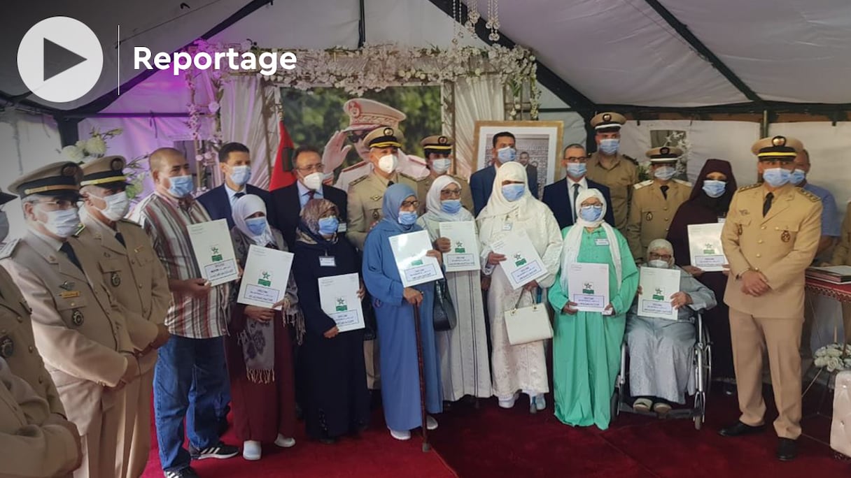 Dix familles de martyrs des FAR ont reçu leur logement de la fondation Hassan II pour les oeuvres sociales des anciens militaires et anciens combattants, le 6 octobre 2021 à Tanger.