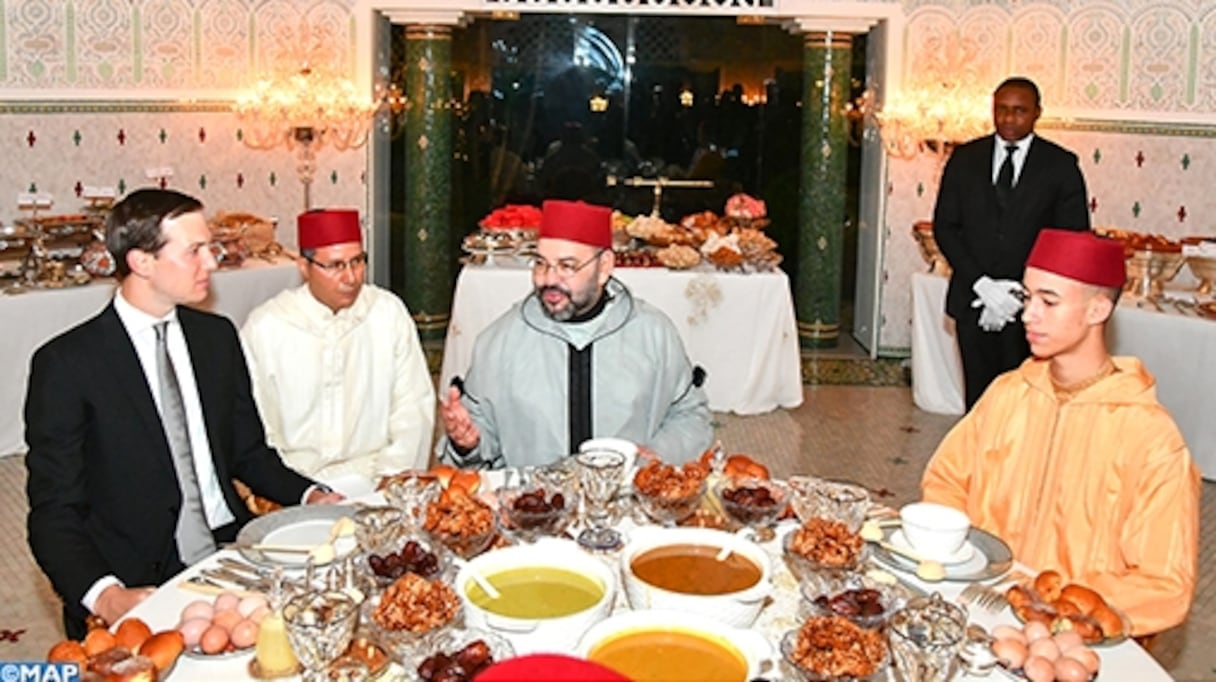 Le Roi Mohammed VI, accompagné de SAR le Prince Héritier Moulay El Hassan, s'entretenant avec M. Jared Kushner, Conseiller principal du Président des Etats-Unis d’Amérique. 
