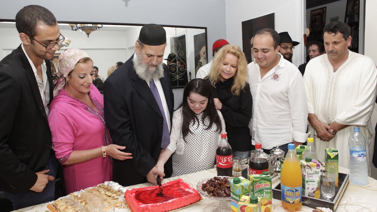 Une soirée sous le signe de l'amour où un gâteau à l'effigie du drapeau du Maroc a été partagé et degusté au nom du peuple pluriel qui porte ses couleurs.
