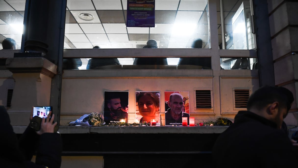 Des bougies allumés en hommage à trois victimes de la fusillade, Mir Perwer, Emine Kara et Abdulrahman Kizil, devant le Centre démocratique du Kurdistan à Paris.
