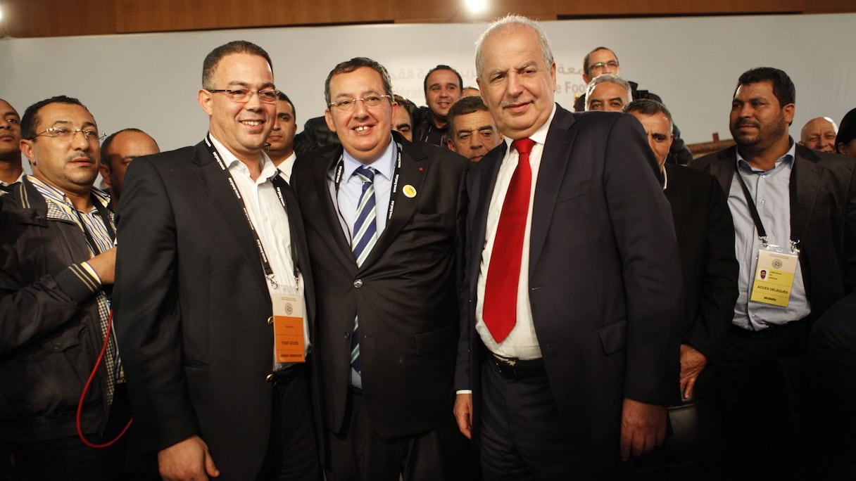 Ali Fassi Fihri, ancien président de la FRMF, entouré de Fouzi Lekjaa, nouveau président et Abdelilah Akram, premier vice-président
