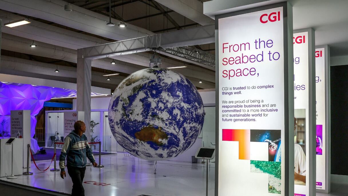 Un homme marche près d'une maquette représentant le globe terrestre, dans le hall déserté du Centre international des congrès de Charm El-Cheikh, station balnéaire au bord de la mer Rouge, à la fin de la COP27, en Egypte, le 19 novembre 2022.
