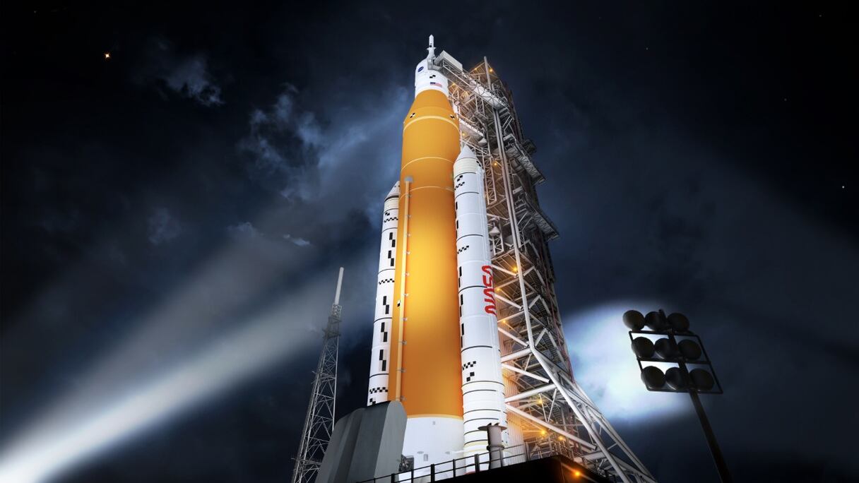 La nouvelle fusée de la NASA, le Space Launch System (SLS), dans sa configuration de véhicule d'équipage Block 1, qui enverra des astronautes sur la lune, dans le cadre des missions Artemis (photographie publiée le 22 octobre 2020).
