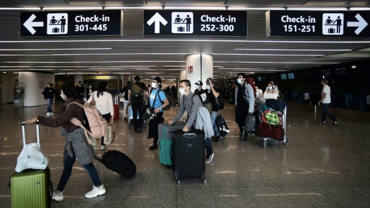 Des voyageurs à l'aéroport de Rome, le 3 juin 2020.
