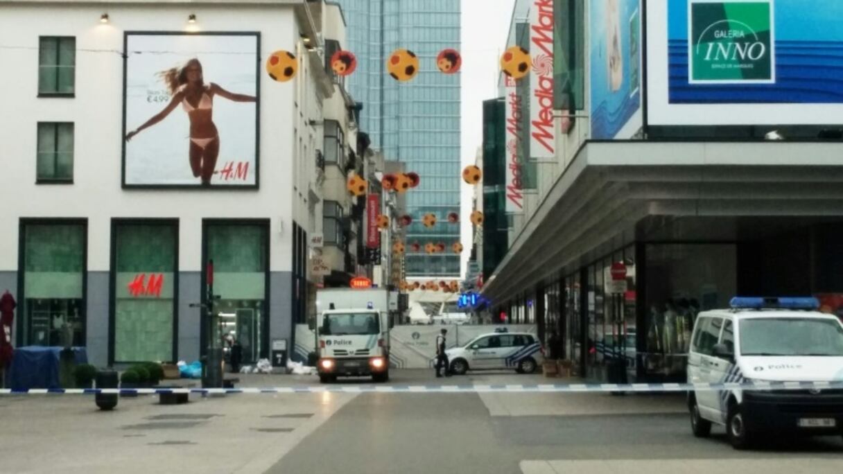 Des voitures de police bloquent l'accès à un centre commercial de Bruxelles visé par une alerte à la bombe, le 21 juin 2016.
