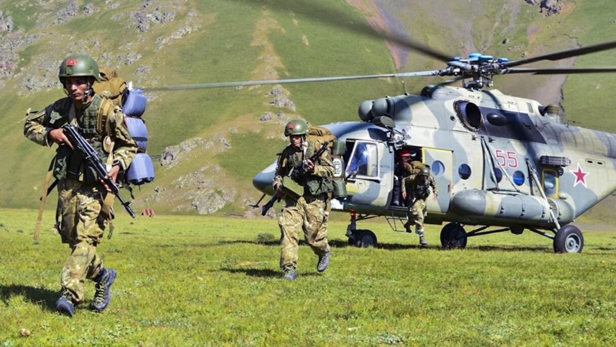 Des éléments des FAR en mode débarquement d'un Mi-17, de fabrication russe.
