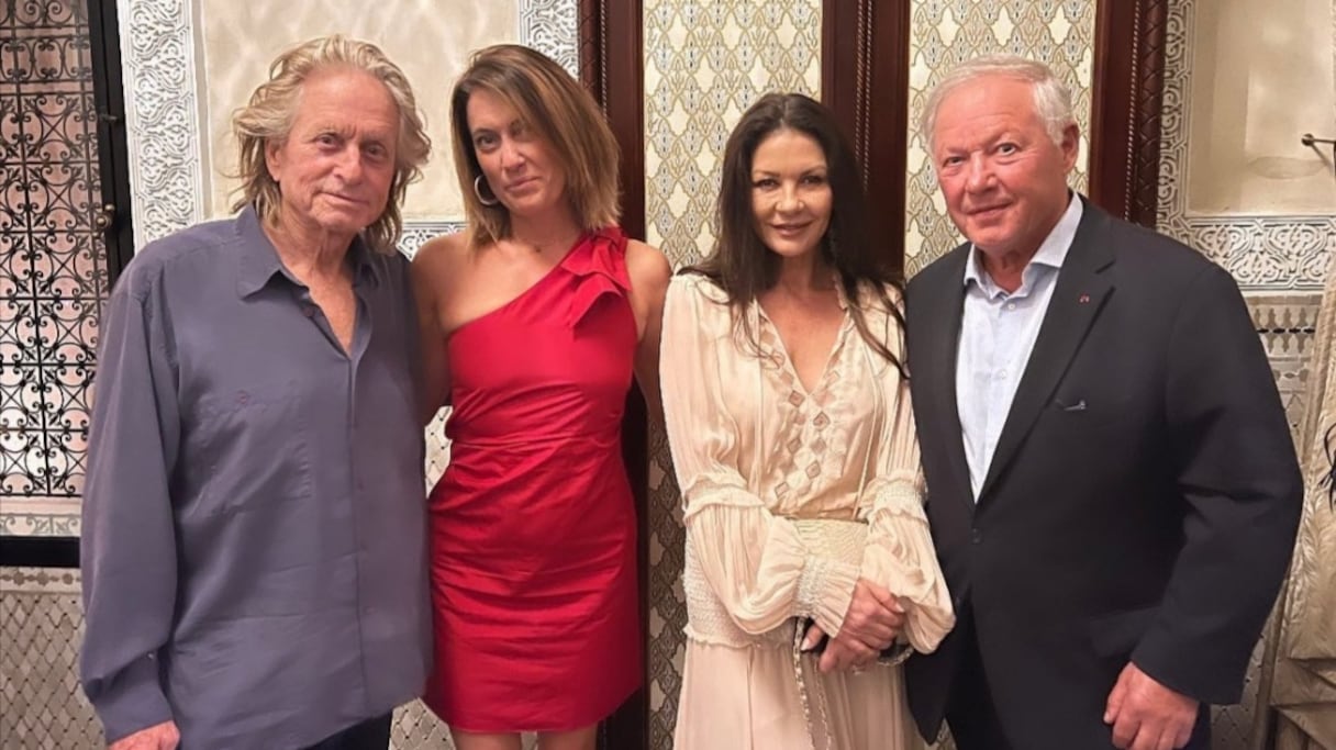 Michael Douglas et Catherine Zeta-Jones posent aux côtés du chef étoile Georges Blanc et son épouse, au Royal Mansour, à Marrakech.
