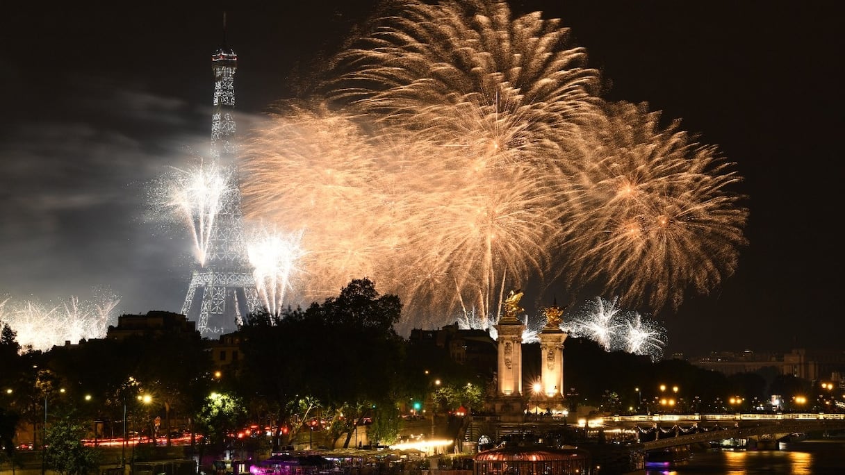 Des feux d'artifice explosent au-dessus de la Tour Eiffel et de la Seine lors des célébrations annuelles du 14 juillet 2021 à Paris.
