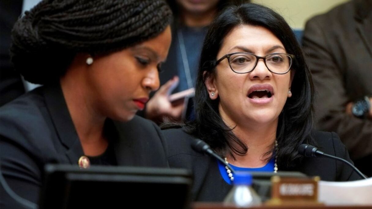 A droite, la démocrate Rashida Tlaib, l'une des deux élues musulmanes au Congrès américain.
