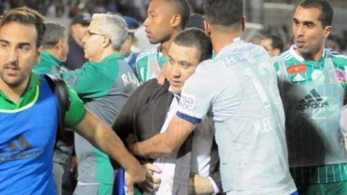 Mohamed Boudrika, le président du Raja, est interdit de stade pendant les compétitions de la CAF après les incidents lors du Raja-ES Setif.
