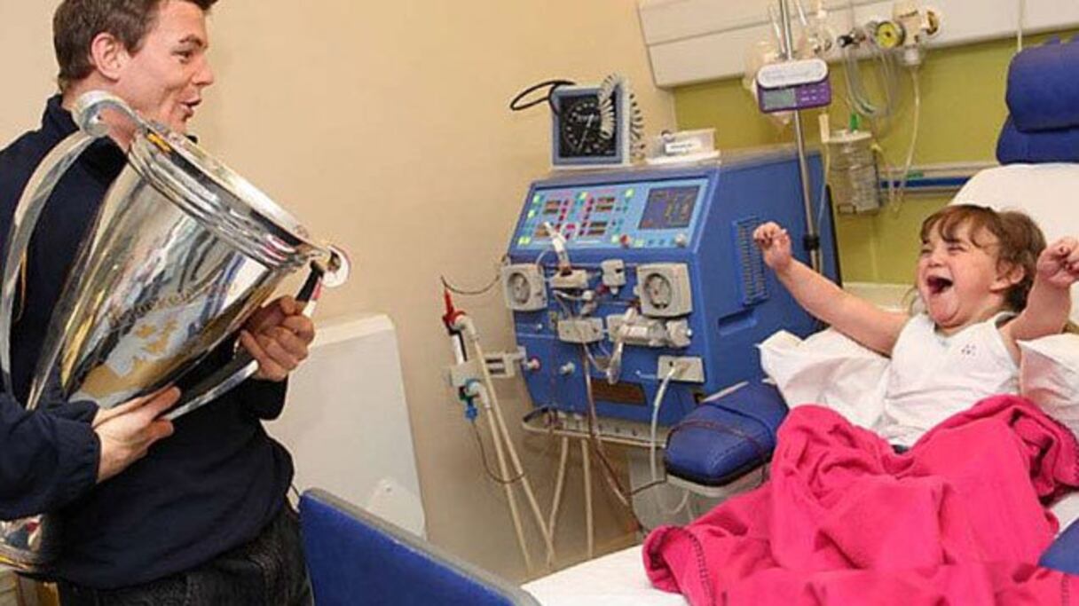 Une petite fille hospitalisée reçoit la visite surprise de son héros, le rugbyman irlandais Brian O'Driscoll. Une explosition de bonheur!
