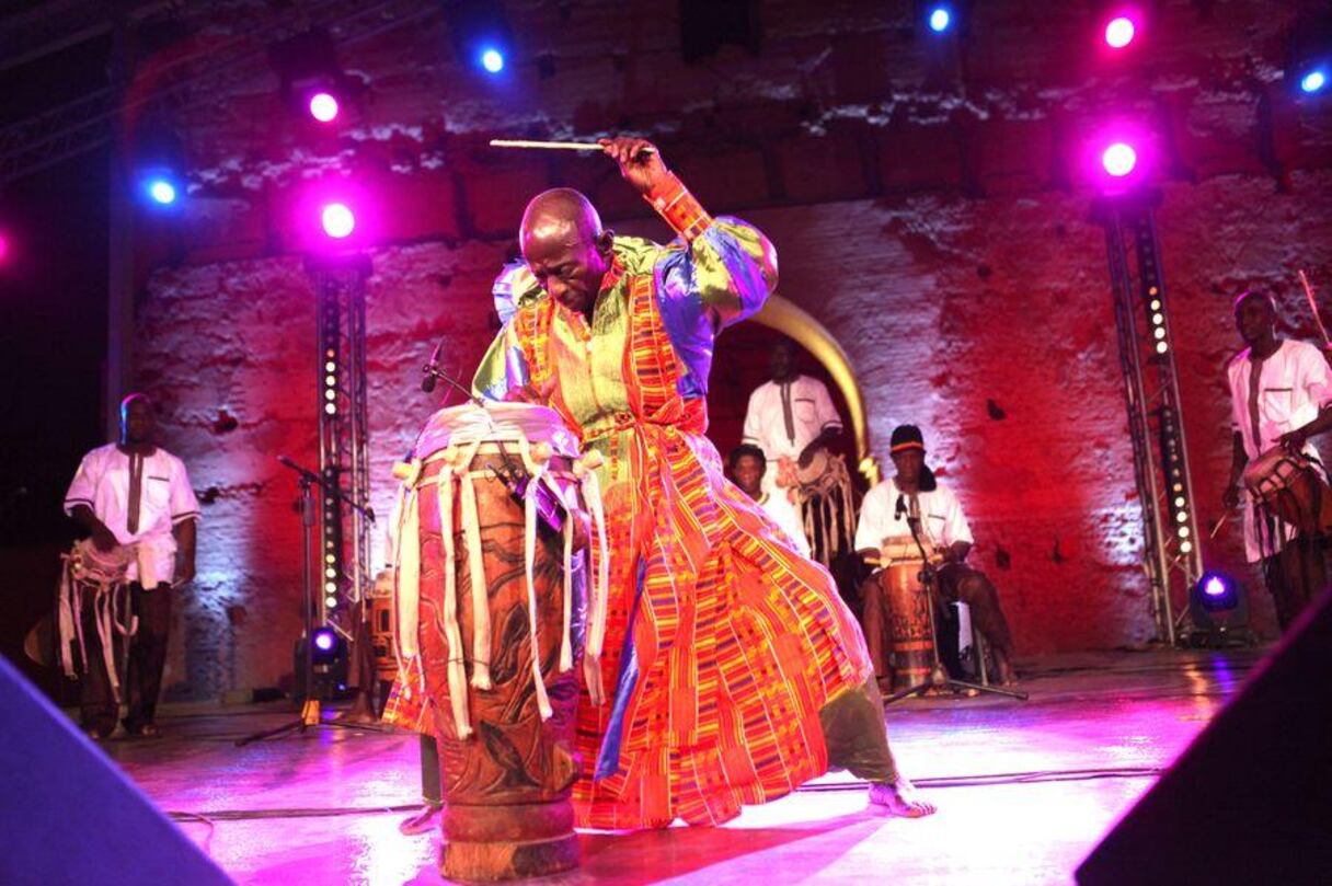Doudou N'diaye Rose: l'un des musiciens africains les plus connus, «le mathématicien des rythmes, le grand maître des tambours, capable de diriger cent batteurs sur plusieurs rythmes en même temps» (Le Monde)
