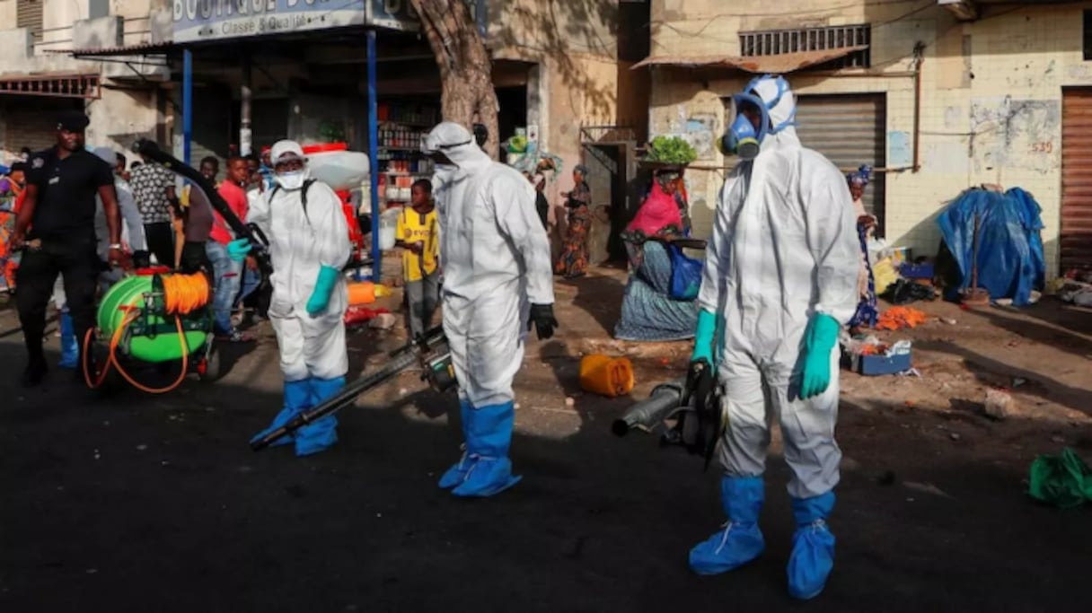 Des agents d'une équipe sanitaire au Sénégal.
