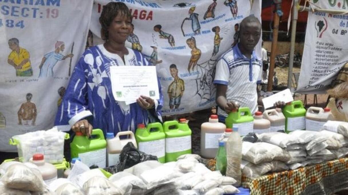 Un stand de pharmacopée traditionnelle au Cameroun.
