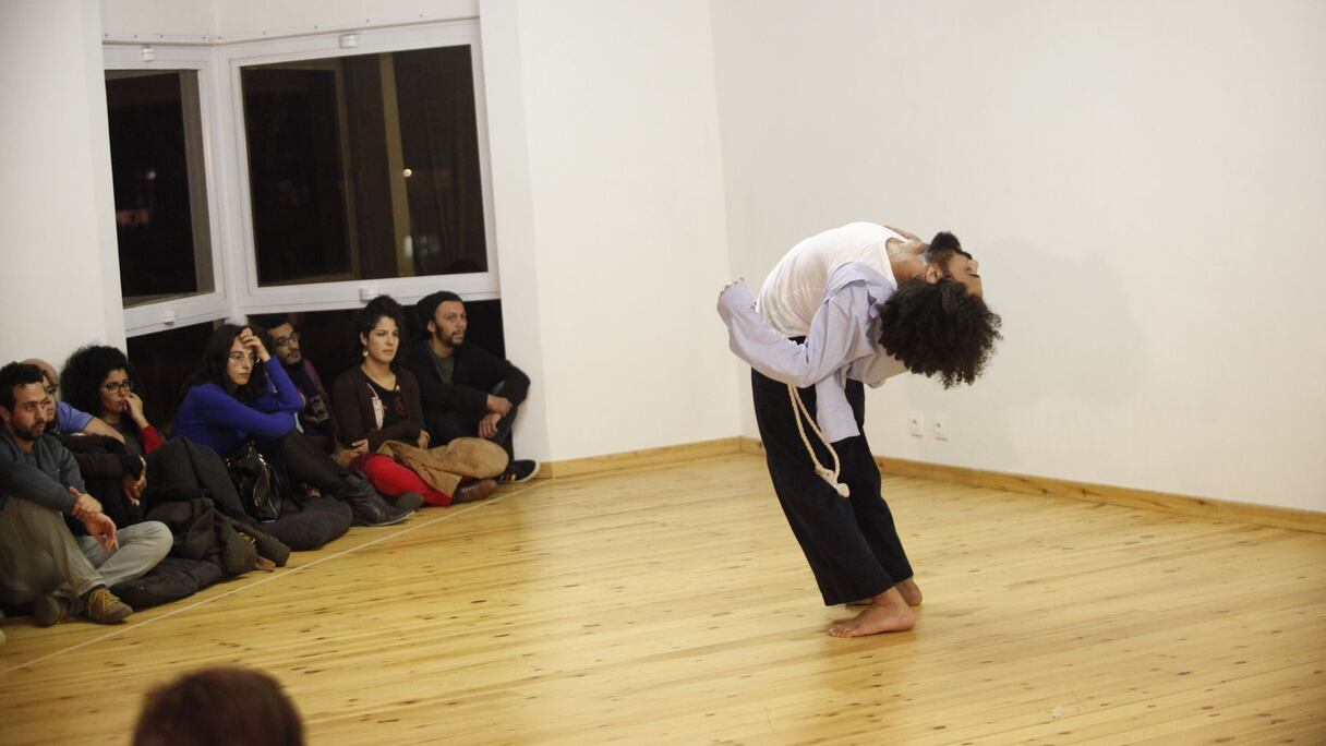 Formé au ballet, aux arts martiaux, au hip hop, au street dance, à la danse folklorique, aux danses latines, au jazz, à la capoeira,  Salah El Brogy n'a aucune limite avec son corps qui semble dessiner le souffle d'une nouvelle mystique contemporaine. 
