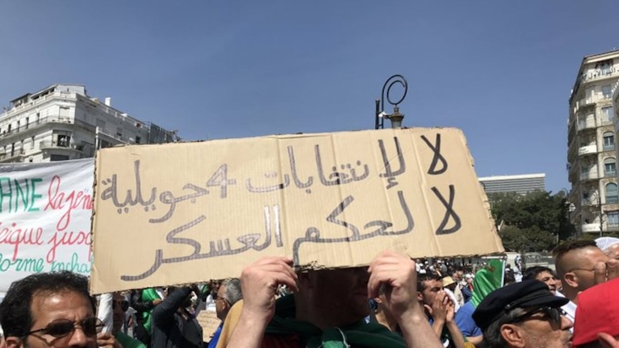 Slogans et pancartes contre Saïd Salah, vendredi 17 mai en Algérie.
