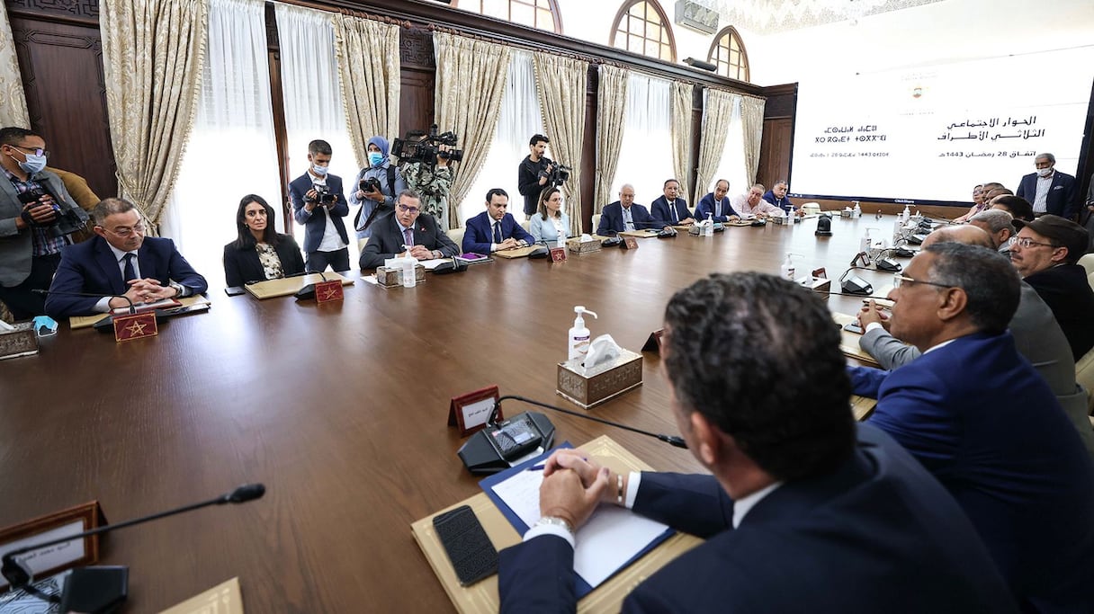 Un round du dialogue social, entre les partenaires sociaux et des membres du gouvernement. 
