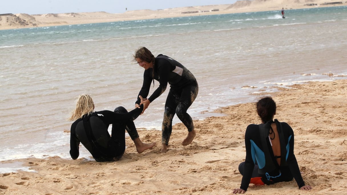 Les sportifs s'échauffent dans un décor de rêve, sur le sable blanc, face aux eaux cristallines. 
