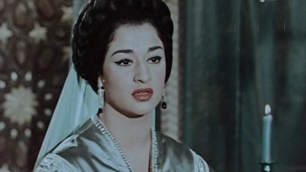 Encouragée par le réalisateur égyptien de comédies musicales Helmi Rafla, l'artiste mènera aussi une carrière au cinéma
