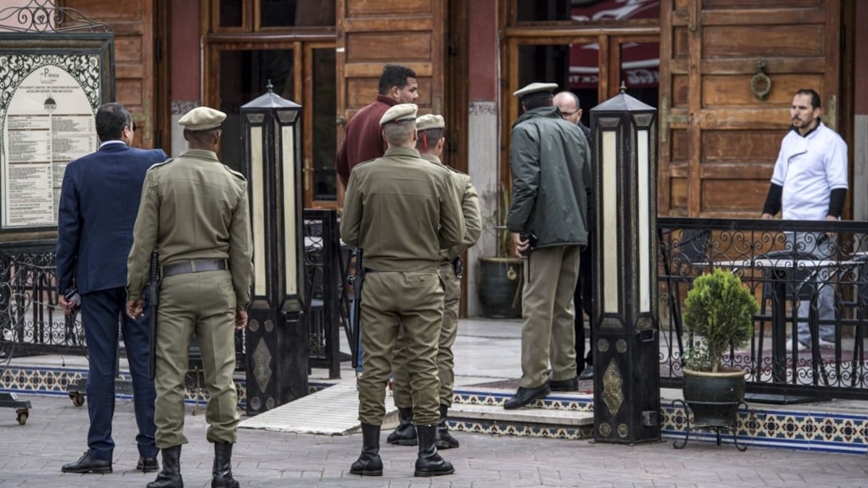 Des éléments des Forces auxiliaires veillant à la fermeture des cafés et restaurants, ici à Marrakech. 
