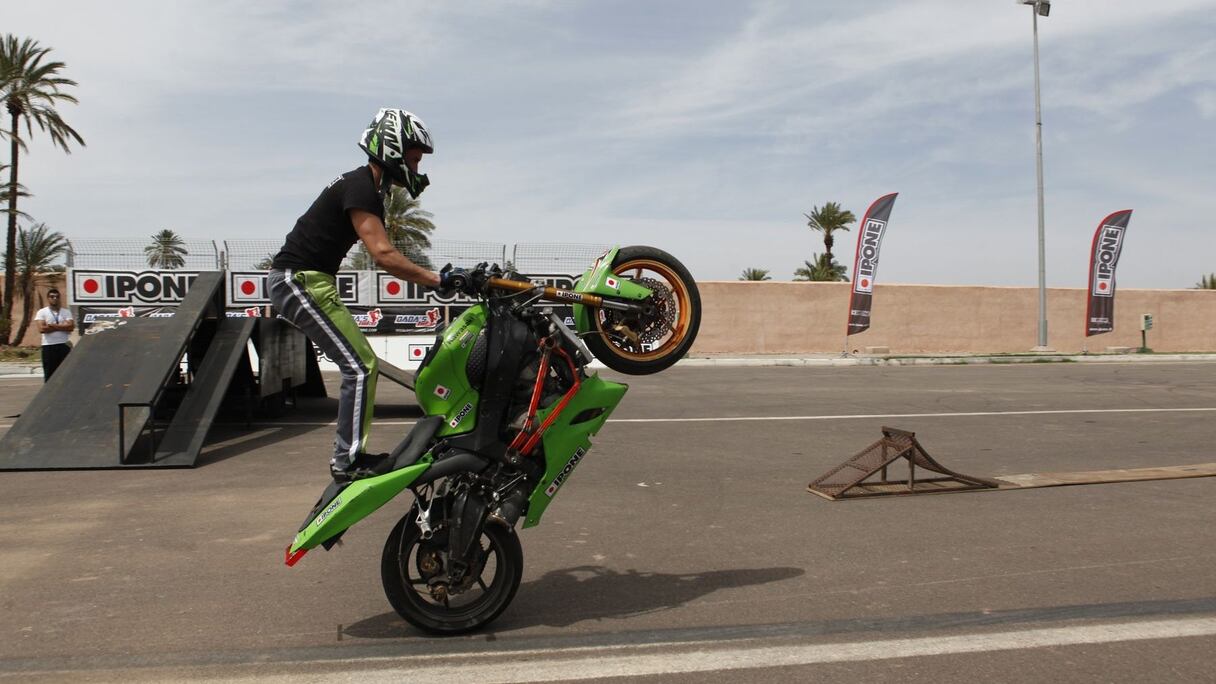 Les motards n'ont pas omis de faire le spectacle, profitant de cette belle piste de course qui accueille un Championnat international. 
