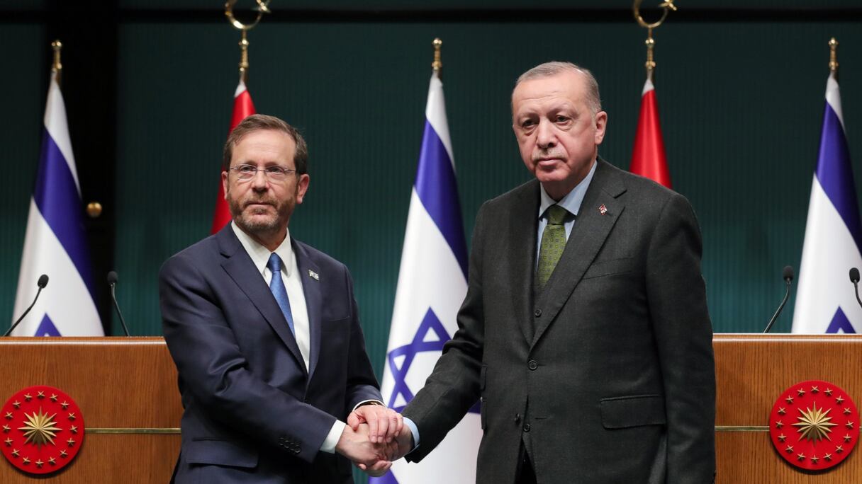 Cette photo publiée le 9 mars 2022 par le service de presse présidentiel turc montre le président israélien Isaac Herzog (à gauche) et son homologue turc Recep Tayyip Erdogan se serrant la main après une conférence de presse conjointe à Ankara.
