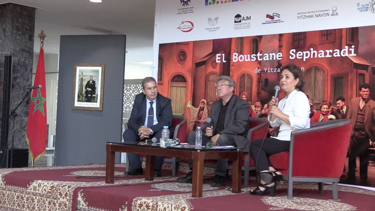 Le directeur du Théâtre national Habima d’Israël, Noam Semel (au centre), au cours d'une conférence de presse de présentation de la comédie musicale «El Boustane Sepharadi», le 10 novembre 2022, à Rabat.